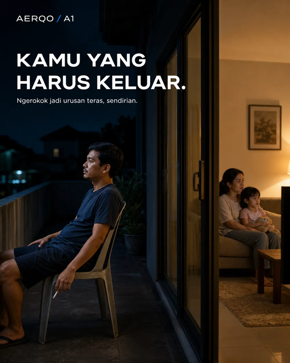 Ayah merokok sendirian di teras sementara keluarga di dalam