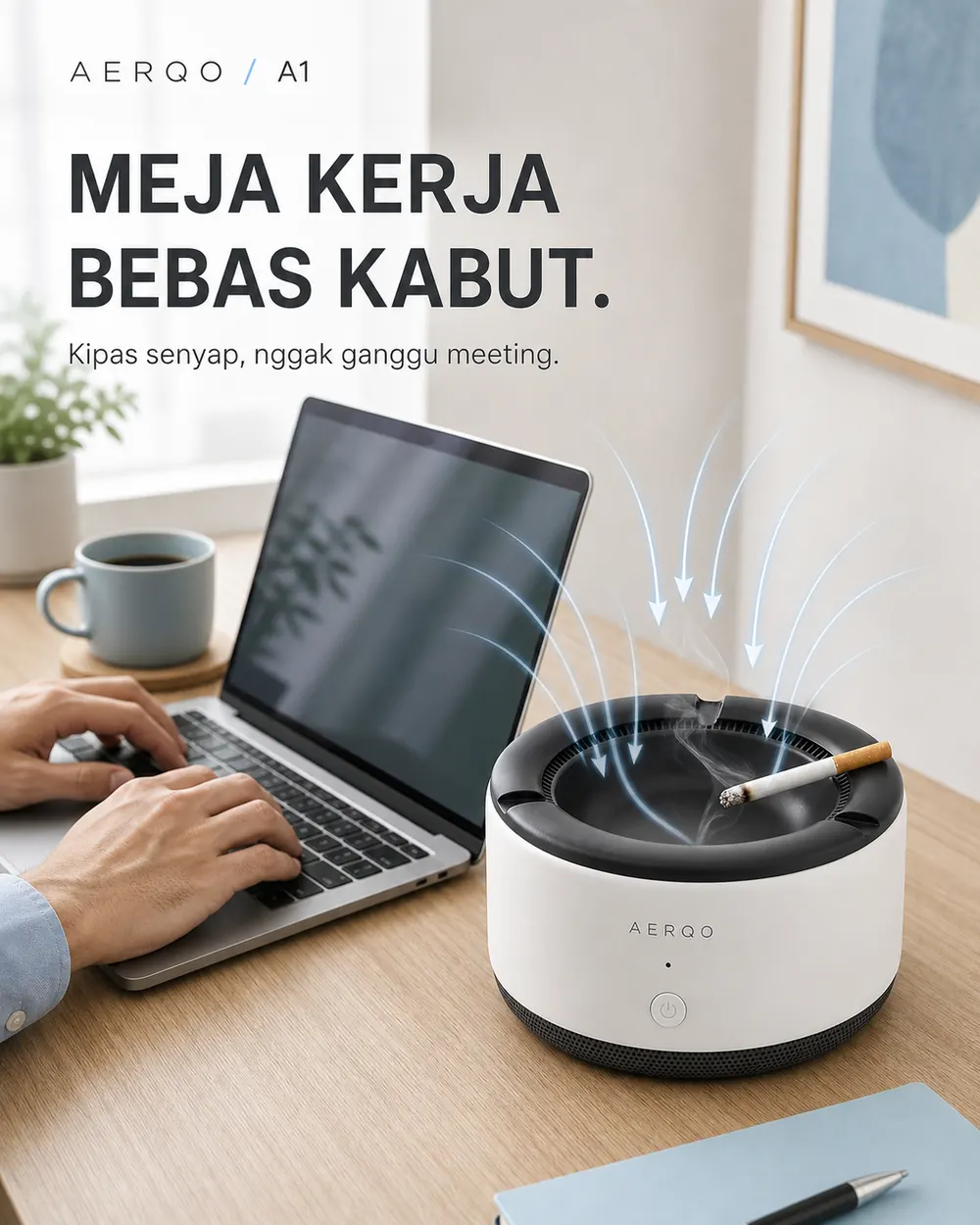 AERQO A1 di meja kerja samping laptop
